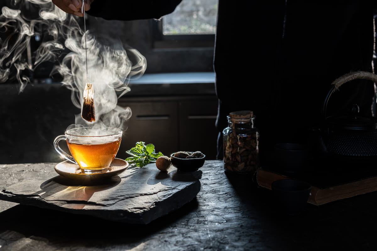 Pourquoi le thé est-il moins excitant s'il infuse longtemps ?