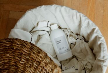 Boutons après une lessive : reconnaître une réaction et apaiser la peau