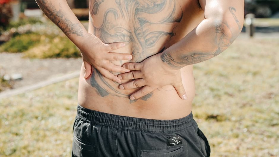 Constipation et mal de dos : lien possible et quand consulter