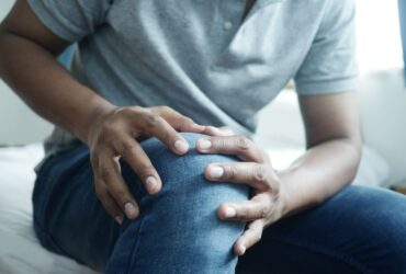 Douleur au genou au repos la nuit : causes possibles et signaux d’alerte