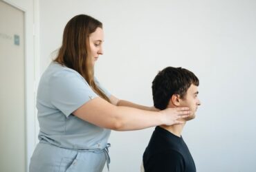 Uncodiscarthrose : définition, symptômes et quand consulter